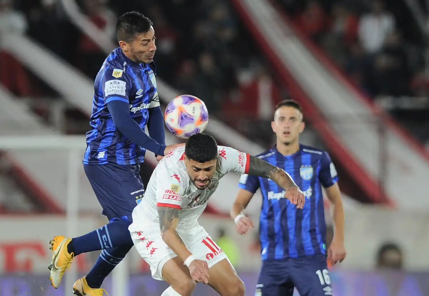 Acosta y Godoy, con la pelota sin dueño.