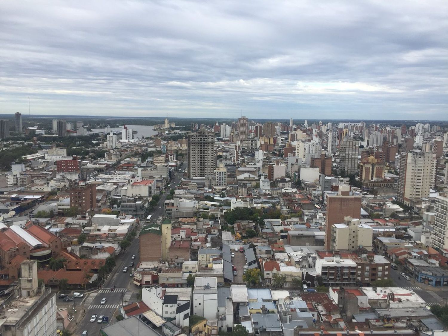 Lunes con cielo algo nublado en Santa Fe