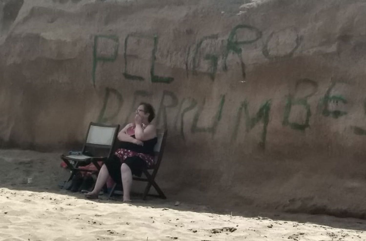 Guardavidas debieron pintar los carteles de "peligro de derrumbe"