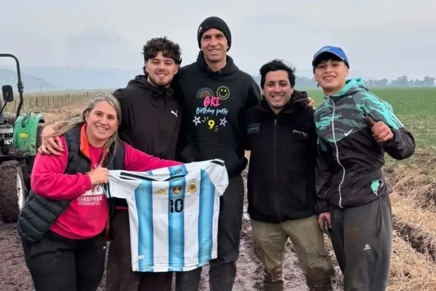 La increíble anécdota de una familia que salió a dar un paseo y ayudó al Dibu Martínez a salir del barro