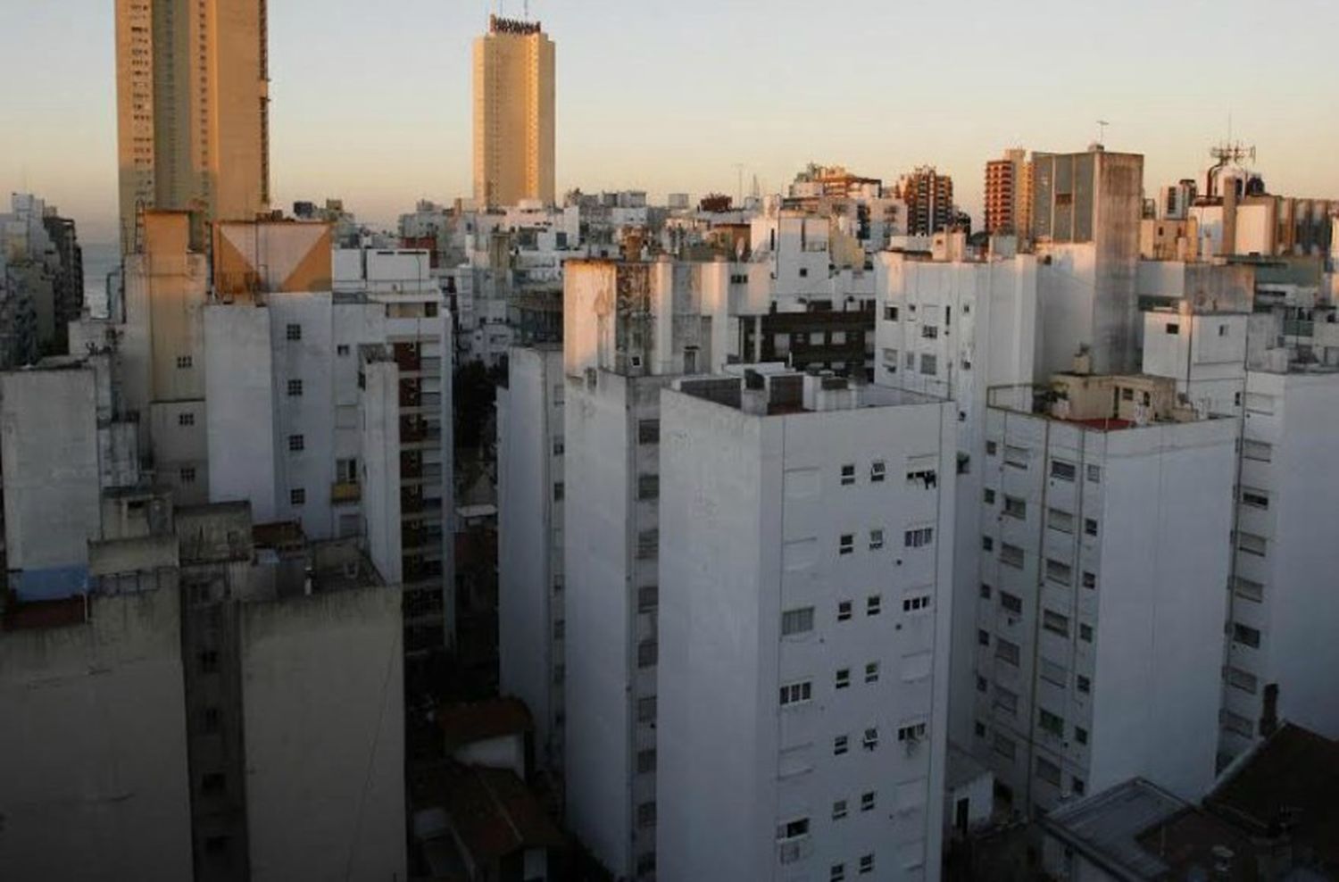 La caída de escrituras en la ciudad "supera el 45%"