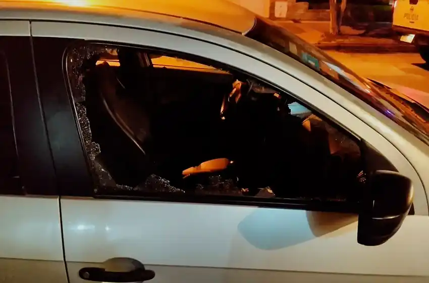 Con cascote rompió vidrio de auto estacionado