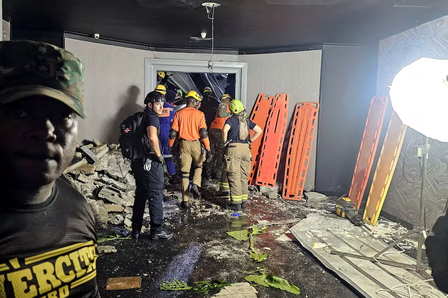 Imagen proporcionada por Prensa Servicio 911 que muestra al personal de Defensa Civil y bomberos inspeccionando la discoteca Jet Set después del colapso de su techo, en Santo Domingo