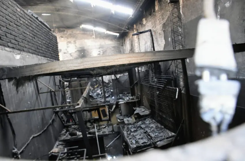 El día después: las imágenes tras el impactante incendio en una fábrica de paletas de pádel de zona sur