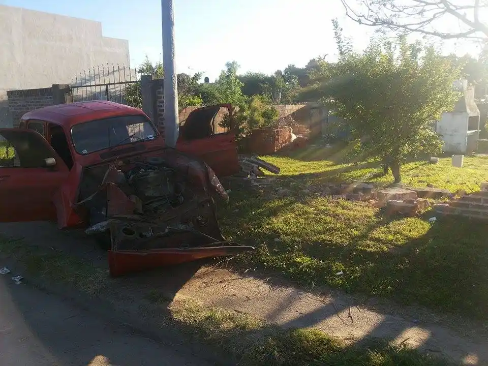 Un auto chocó contra un paredón esta madrugada