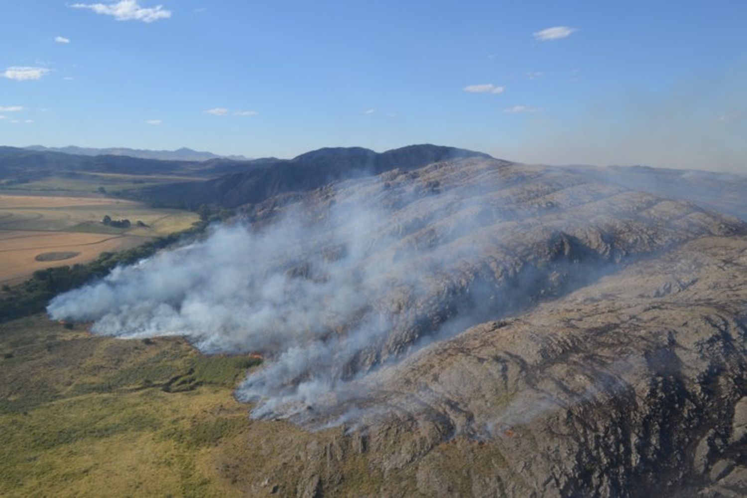 Incendio en Sierra de la Ventana: Se suman dos aviones más para combatir el fuego