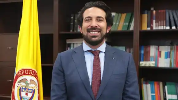 PETRO CAMBIA a su ministro de HACIENDA en medio de gran escándalo de corrupción