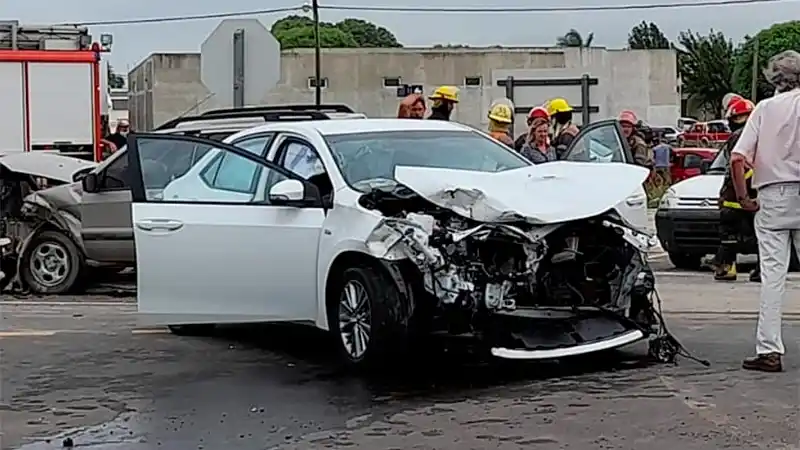 Una mujer fue hospitalizada tras un violento choque en el acceso a una ciudad entrerriana