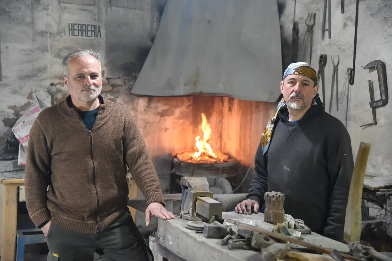 Fernando Sánchez Abrego y José María Araolaza en su taller.