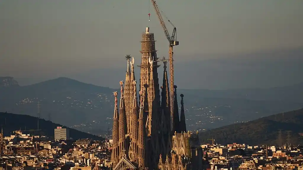 La Sagrada Familia se convierte en la iglesia más alta del mundo: ¿cómo es comparada con la de Necochea?