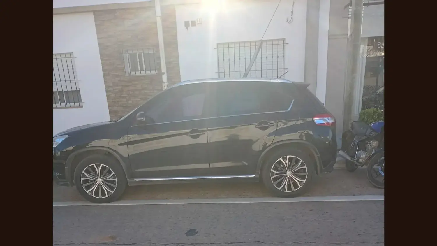 Un auto sobre una dársena para motos