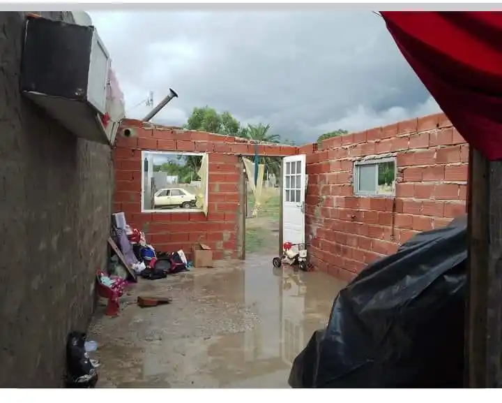 Voladura de techo de una vivienda en construcción del barrio El Porteño