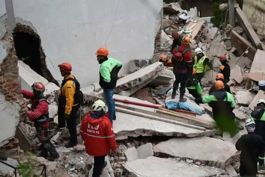 Rosario: se derrumbó una casa de tres pisos y buscan a un hombre de 52 años