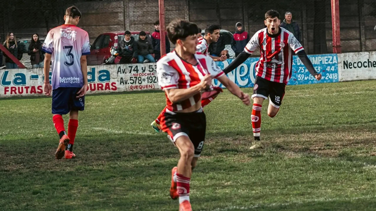 Festejo. De Máximo Farías, para abrir la cuenta de Huracán ante Del Valle
