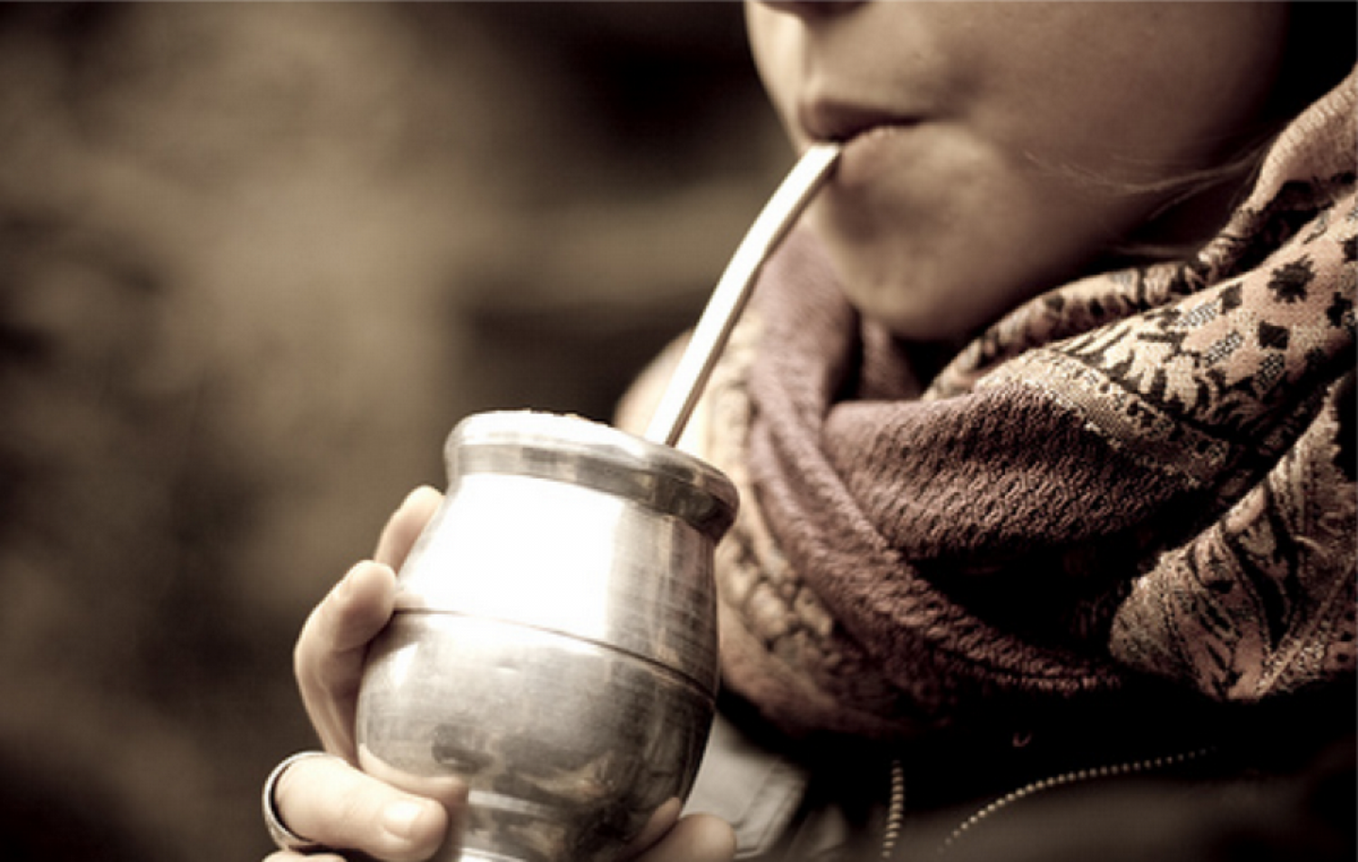 Rechazo y polémica por la prohibición del mate y la comida en los comercios