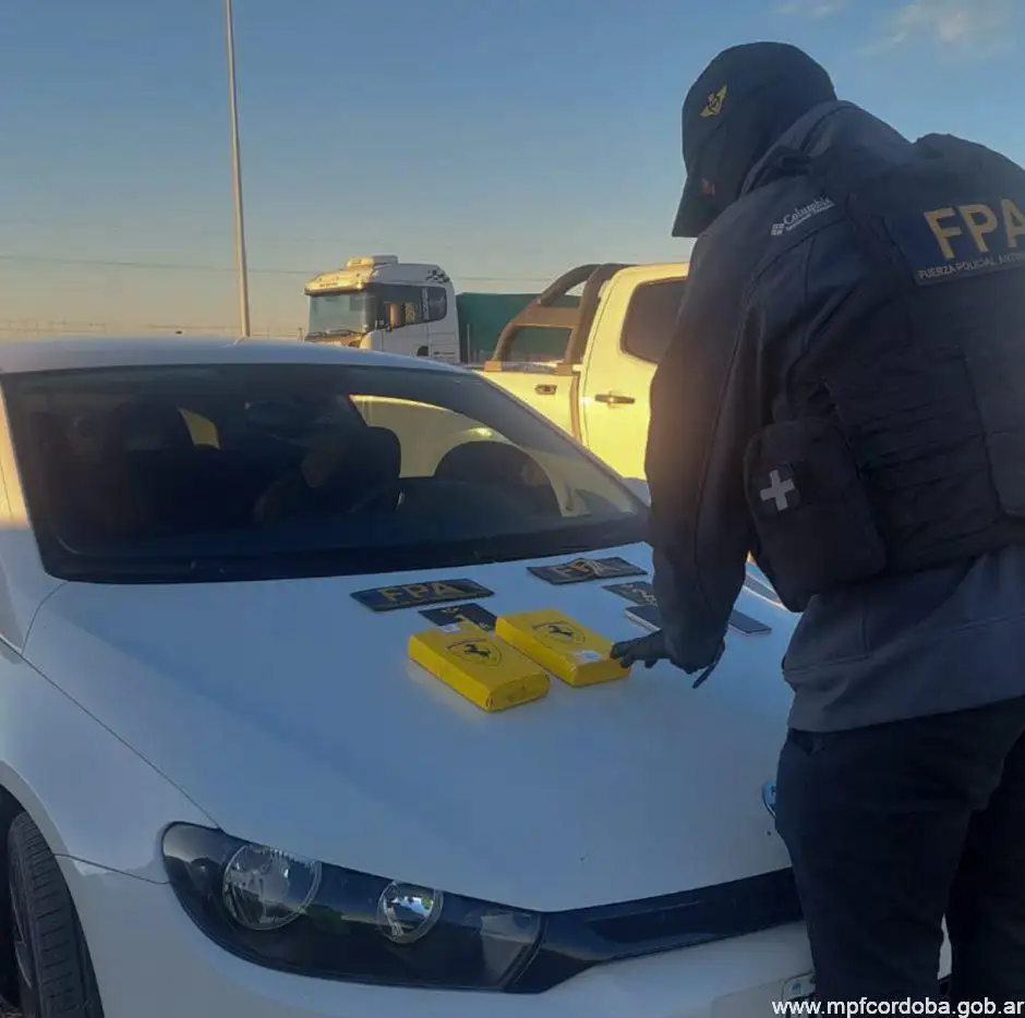 Tres detenidos con antecedentes y más de dos kilos de cocaína incautados en un peaje de la región - 2