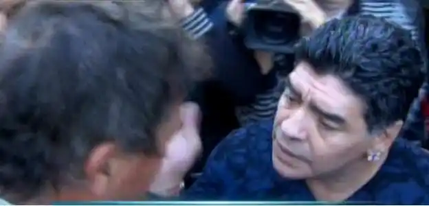 Maradona le pegó una cachetada a un periodista para defender a su mujer