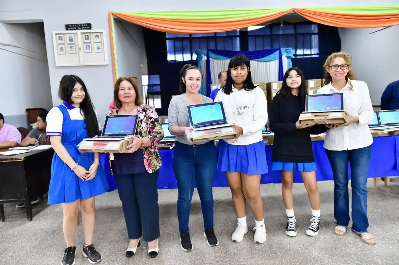 Entregaron netbooks a estudiantes secundarios