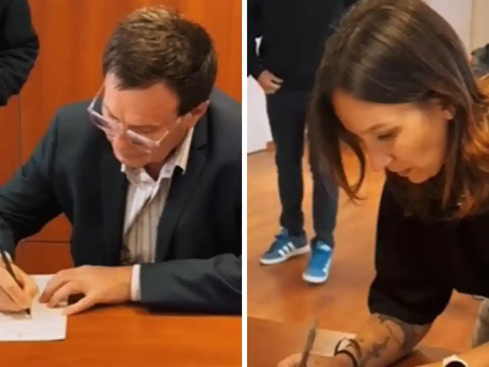 El intendente Juan Carlos Chalde y una de las vecinas beneficiarias del FOMUVI, en La Plata