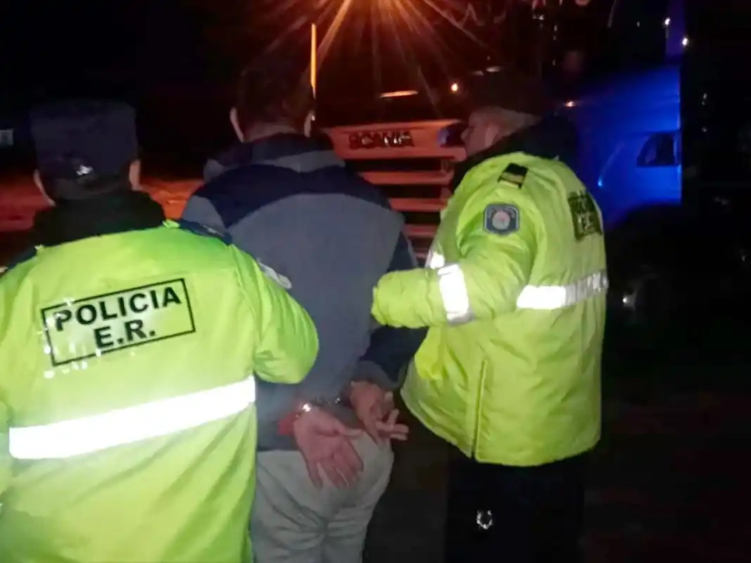 Persecución y caos en Ruta 12: detuvieron a un camionero que chocó autos y evadió un control policial