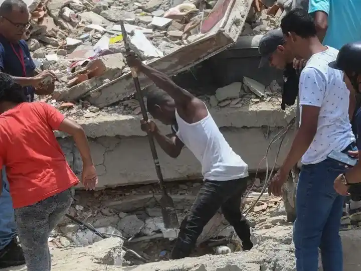 Con desesperación, intentan dar con personas atrapadas entre los escombros.