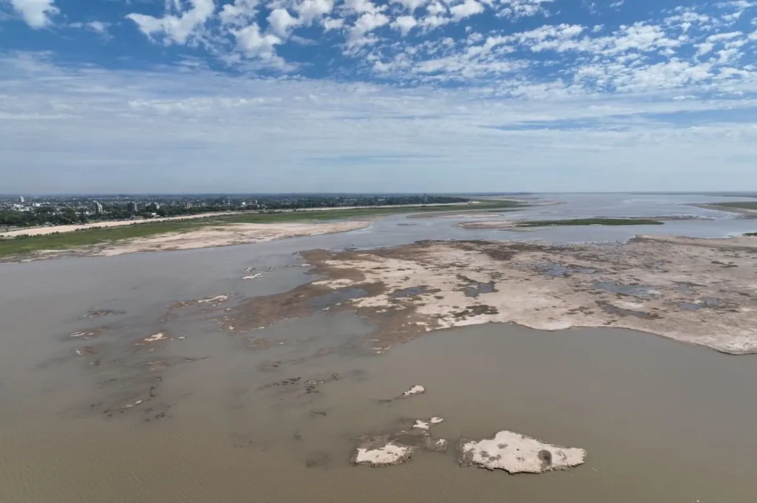 En materia económica, ante menos agua y capacidad de los calados, los barcos deben navegar con menor carga lo que conlleva a que puedan disminuir las exportaciones en una de las zonas núcleo en materia de agroexportacoines. Foto: Fernando Nicola.