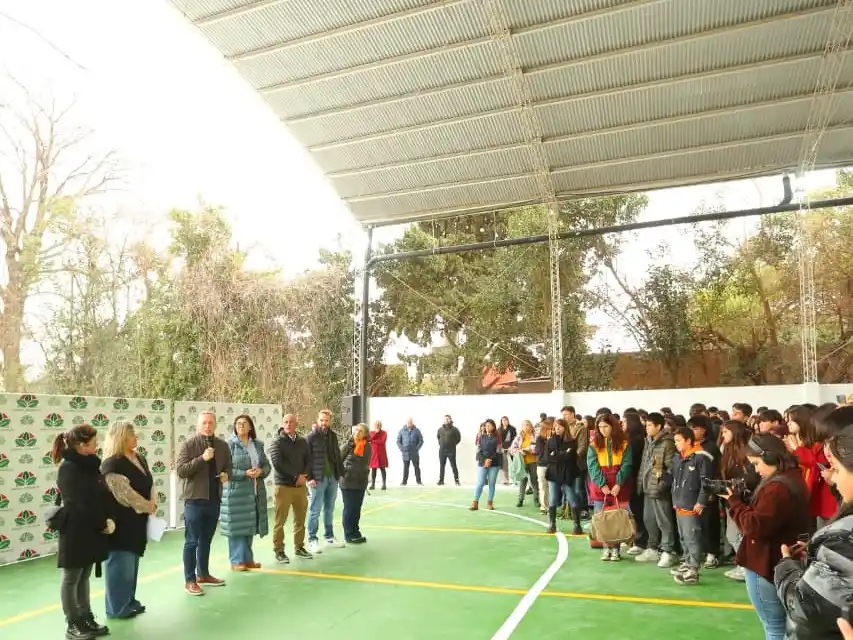 Monte Grande: Gray inauguró el techo parabólico y el playón deportivo de las escuelas secundarias Saavedra y Muñiz