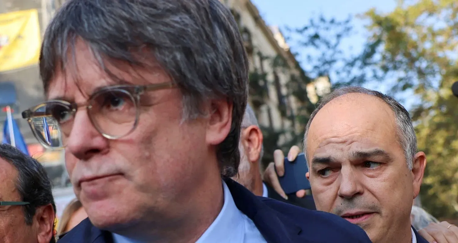 Carles Puigdemont, líder del partido separatista catalán Junts y su secretario general, Jordi Turull, se abren camino mientras Puigdemont regresa a España después de siete años de exilio autoimpuesto a pesar de una orden de arresto pendiente, durante un evento de bienvenida organizado por su partido en Barcelona. , España, 8 de agosto de 2024. Reuters