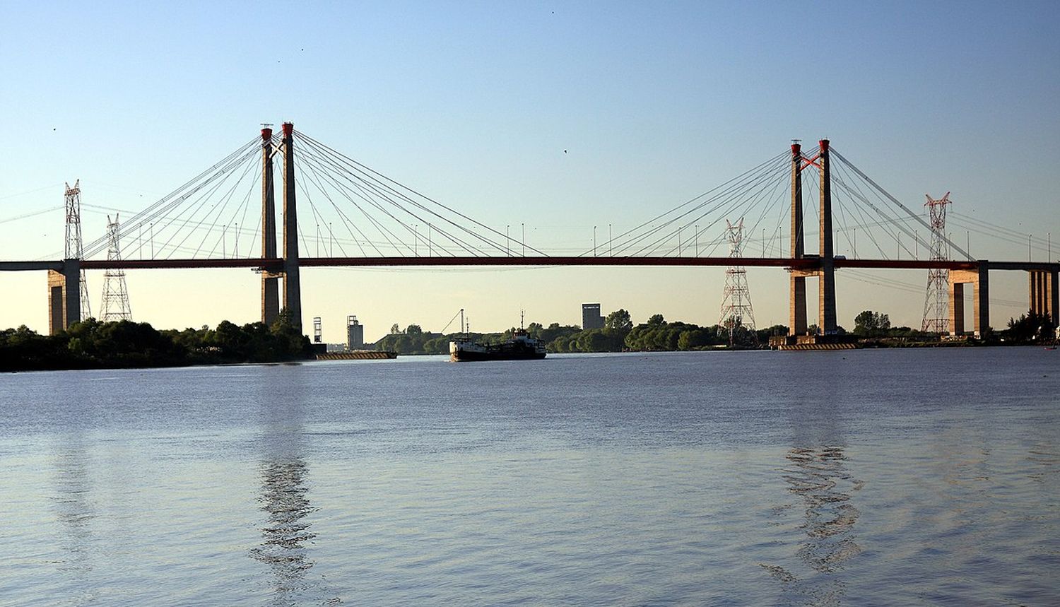 URGENTE: Un barco chocó puente Zárate-Brazo Largo y afirman que lo “hizo temblar”