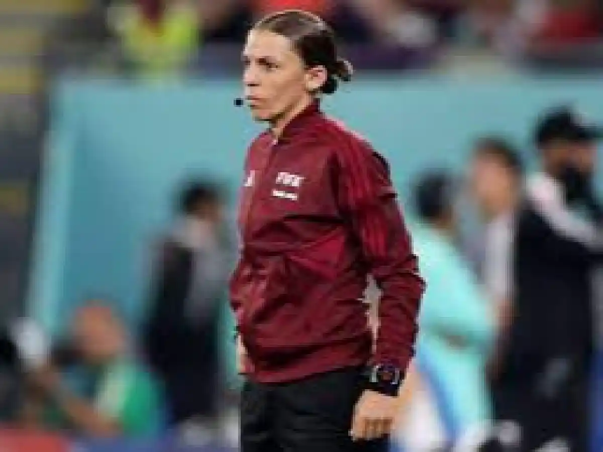 Stephanie Frappart se convirtió en la primera árbitro mujer en la historia del Mundial
