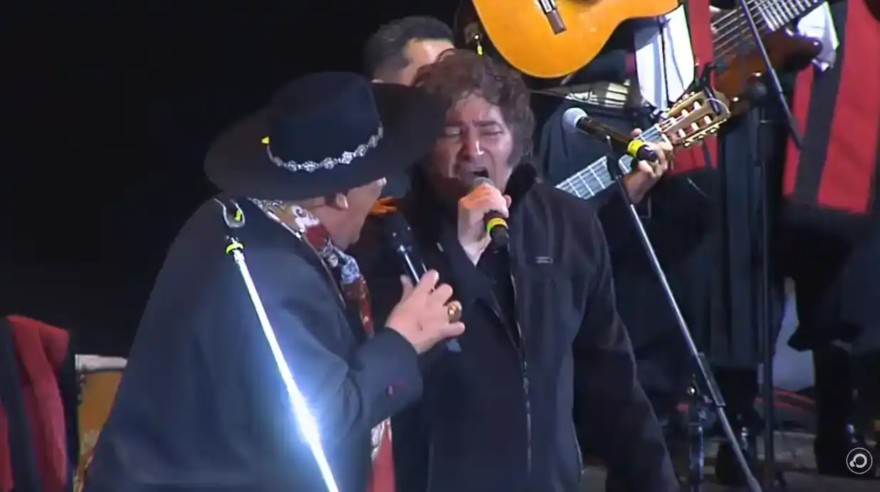 Milei pasó por el festival Jesús María antes de su viaje a Paraguay y cantó con el Chaqueño Palavecino