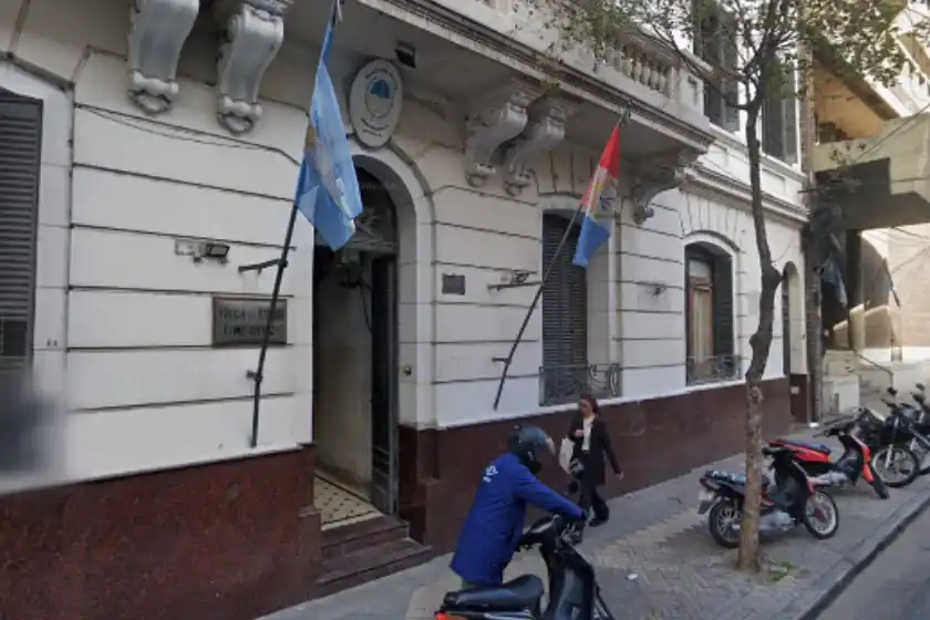 Imputaron a cinco policías por haber golpeado a dos personas que habían sido demoradas en una comisaría del centro.