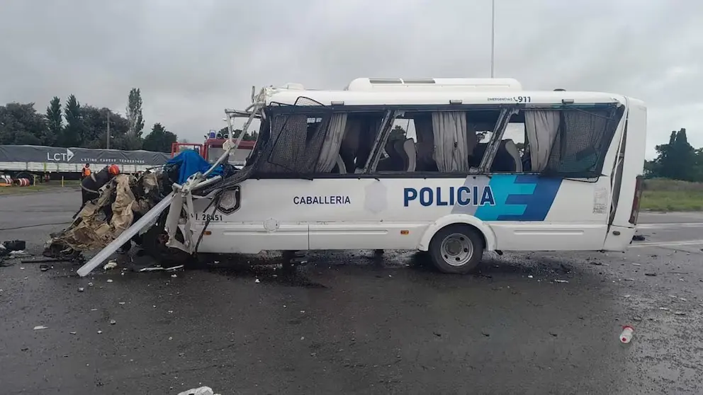 Así quedó la combi en la que se trasladaban a San Nicolás.