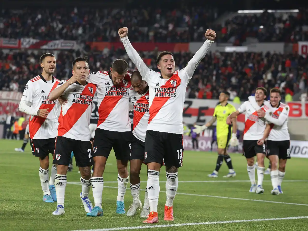 River terminó floreándose ante Colo Colo