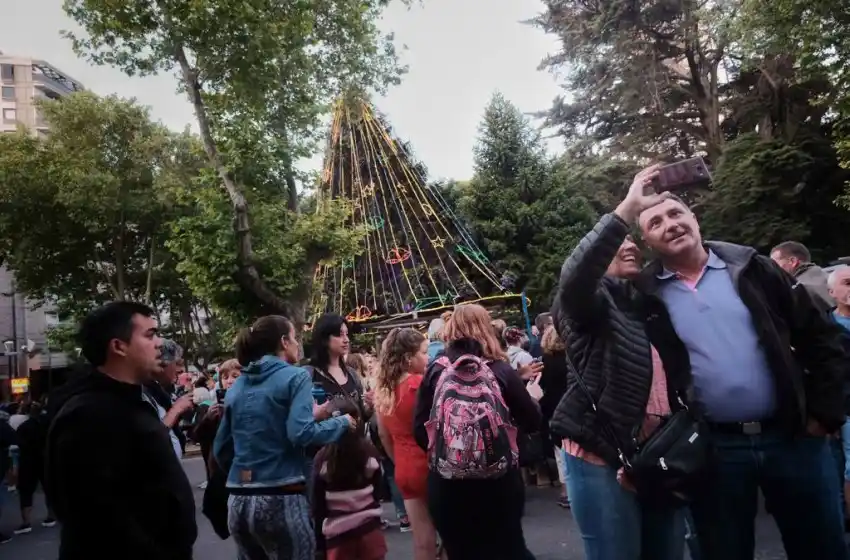 Con “villancicos” y la ilusión de los niños, se encendió el árbol navideño