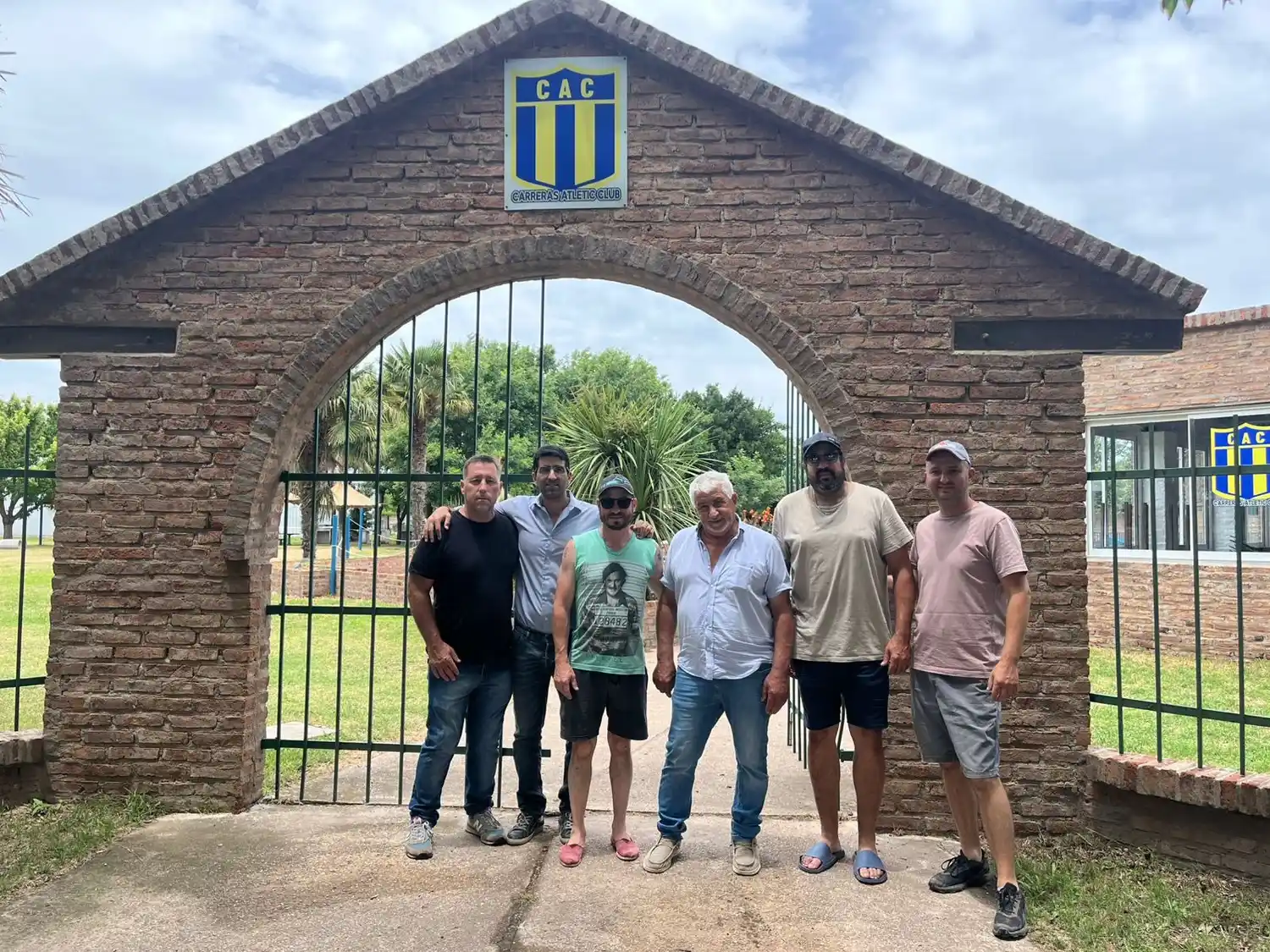 El presidente comunal De Nenne (centro), junto a las autoridades del CAC