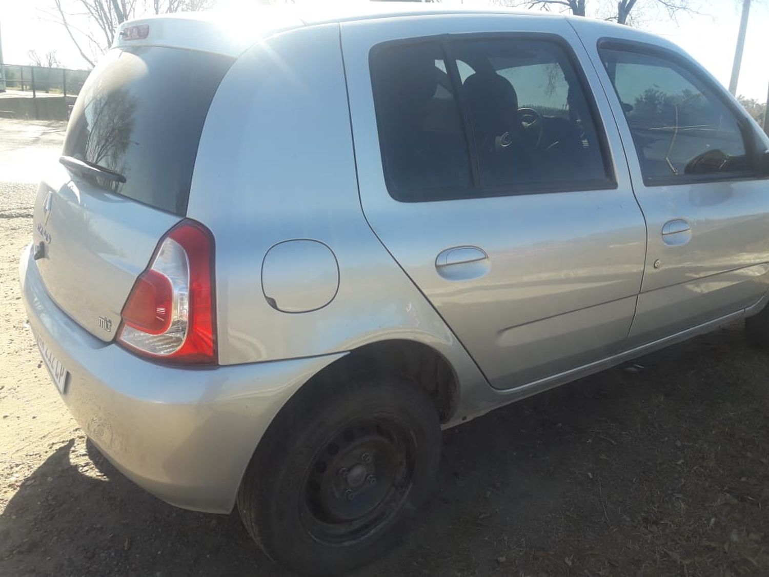 Dejó el auto con las llaves puestas, y al volver después de una hora y media no lo halló