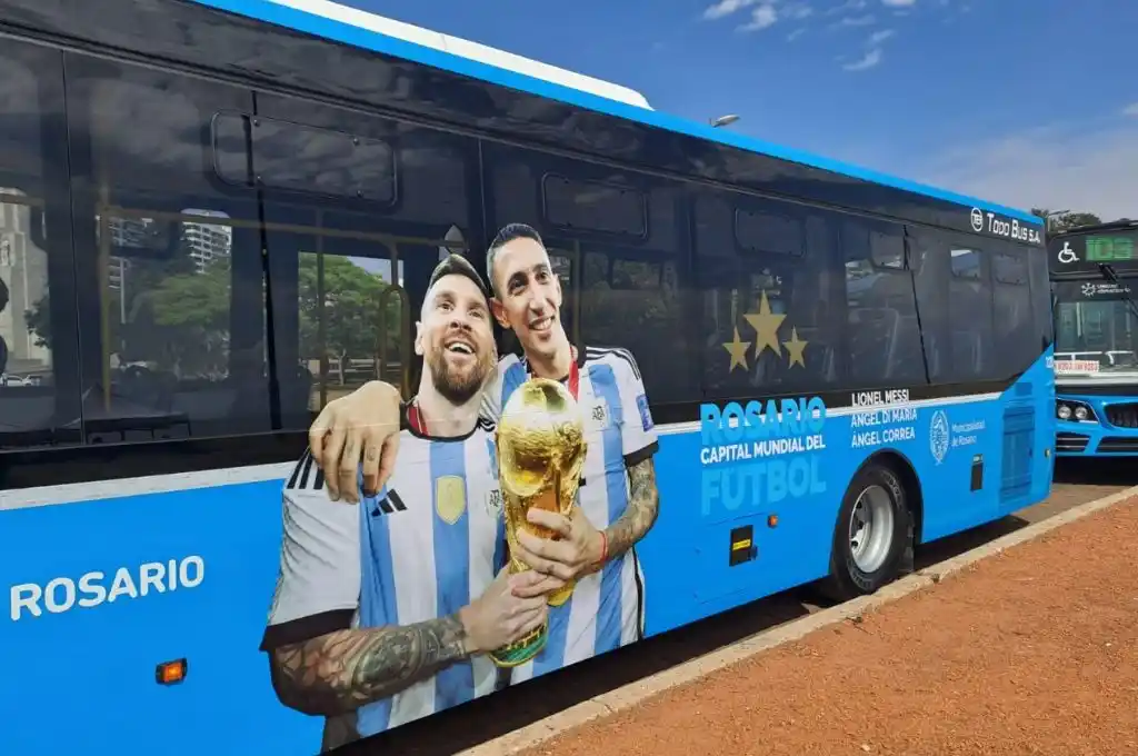 En homenaje a los campeones, Rosario presentó colectivos ploteados con Messi y Di María