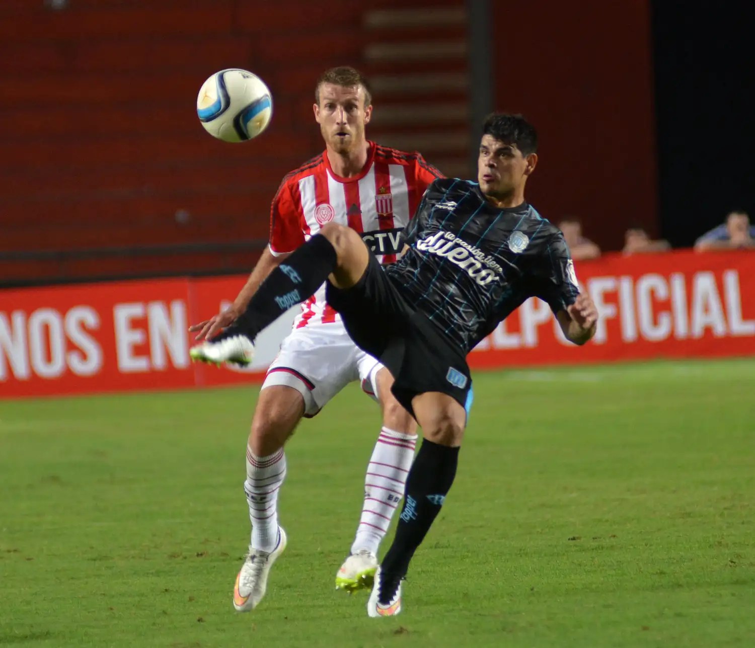 Estudiantes y Racing lucharon más de lo que jugaron