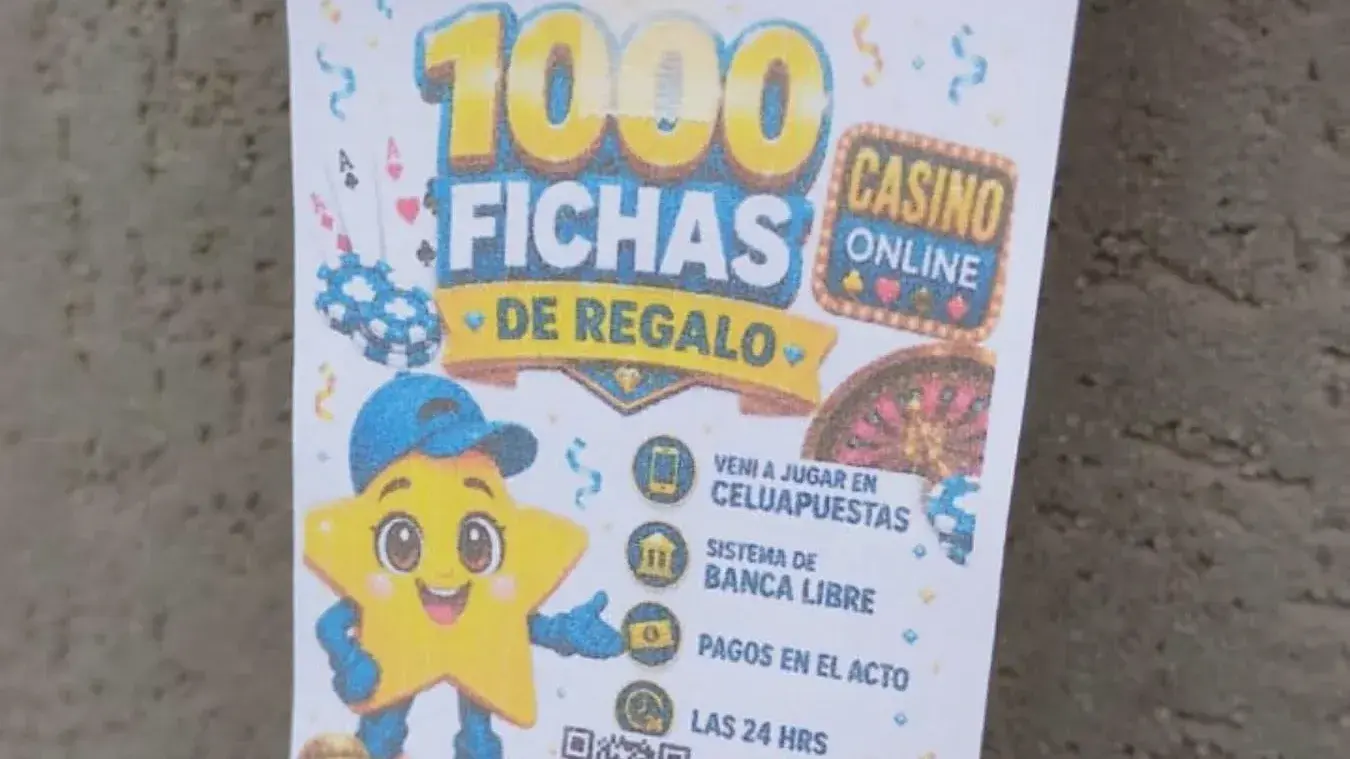 Insólito: salió a promocionar un casino online trucho con afiches en las calles de un pueblo de la región