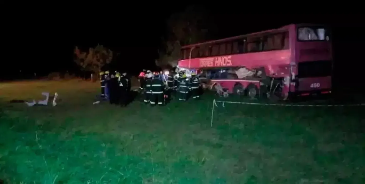 Tragedia en el sur santafesino: son cinco los muertos tras choque entre un camión y colectivo