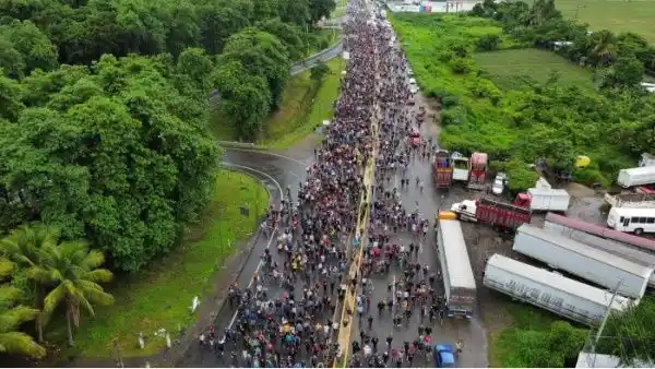 Parte de México nueva caravana con más de diez mil migrantes rumbo a EEUU