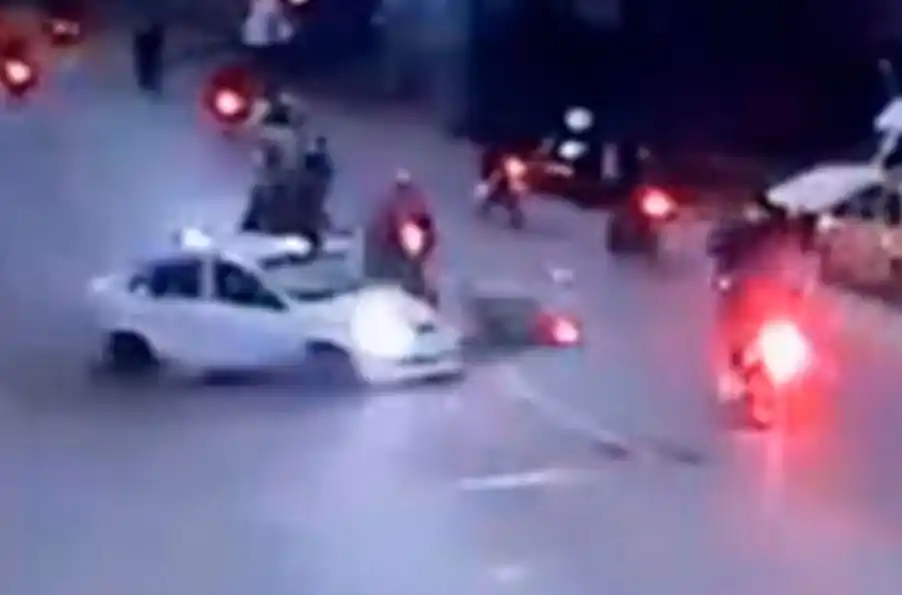 Impactante choque de un auto contra una caravana de motos: un muerto y seis heridos