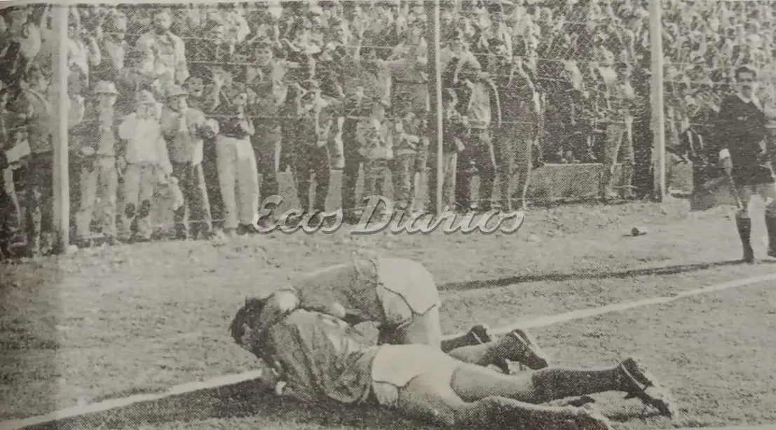 Luis Eduardo "Paquillo" Sánchez y un compañero, se abrazan festejando la única conquista del encuentro