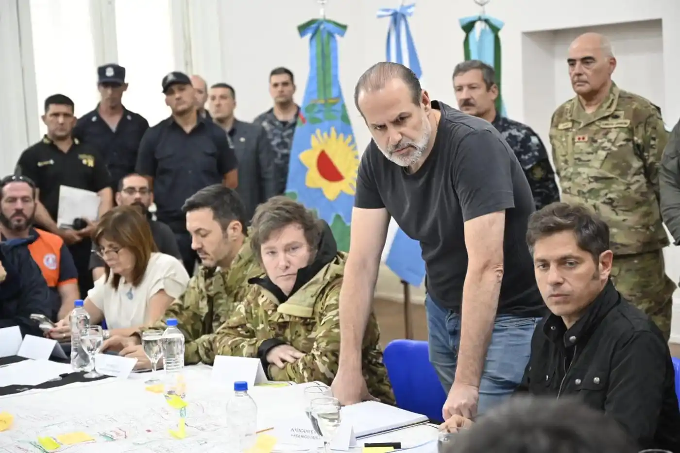 Milei en Bahía Blanca en diciembre de 2023 luego del temporal fatal de viento que azotó a la ciudad.