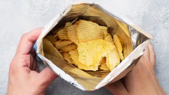 ¿Por qué las bolsas de papas fritas tienen tanto aire? La ciencia detrás del "espacio vacío"
