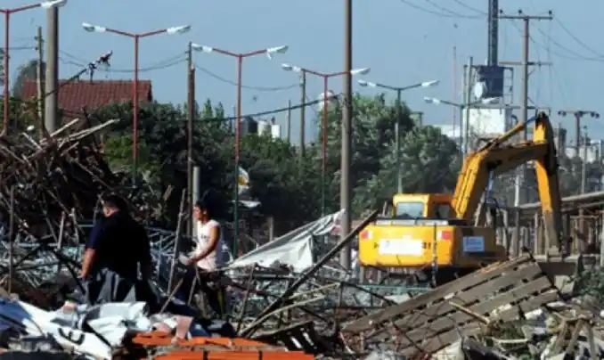 Con topadoras, levantan 10 mil puestos de La Salada 