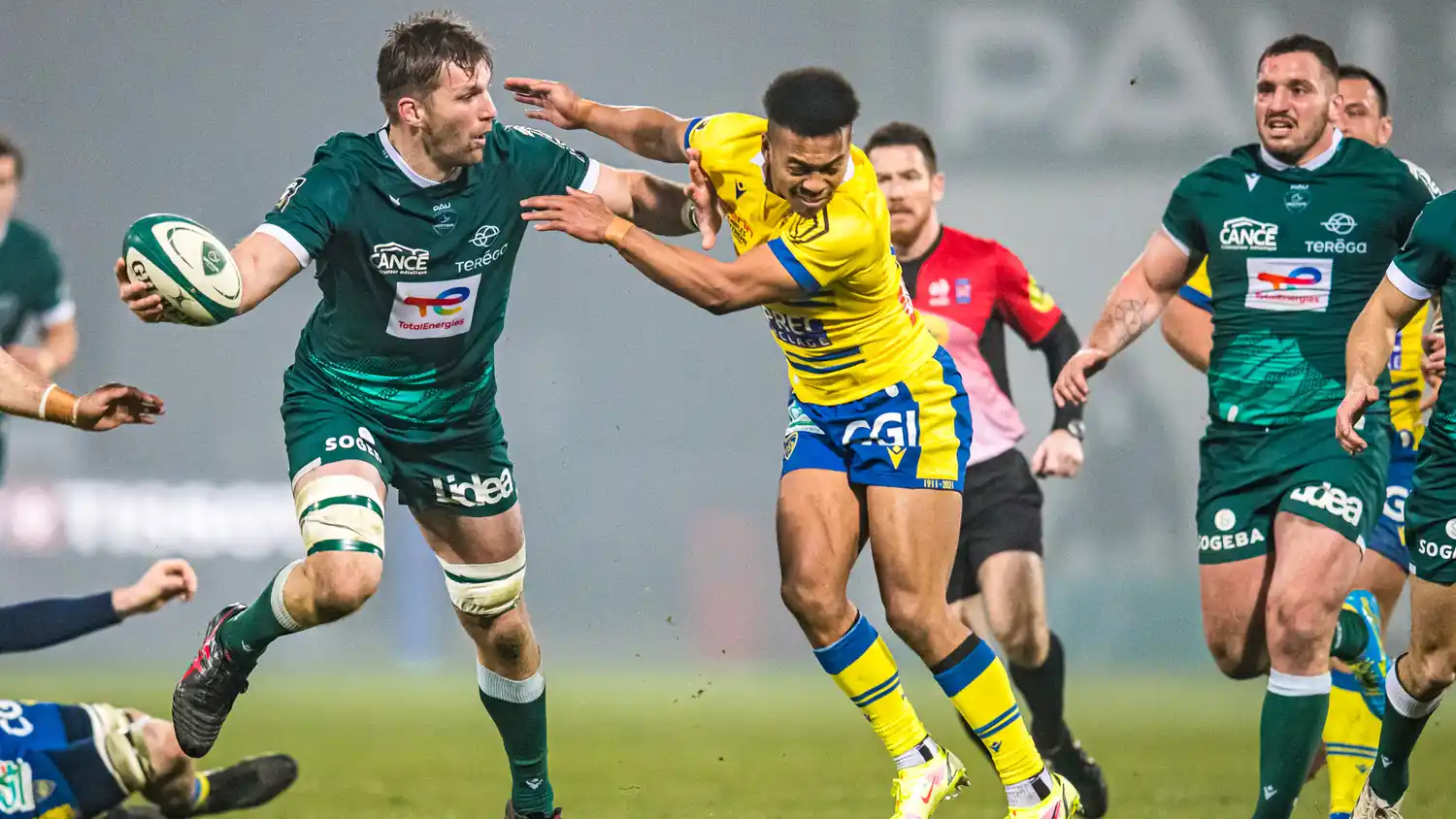 Ignacio Calles en apoyo durante la victoria de Pau sobre Clermont.