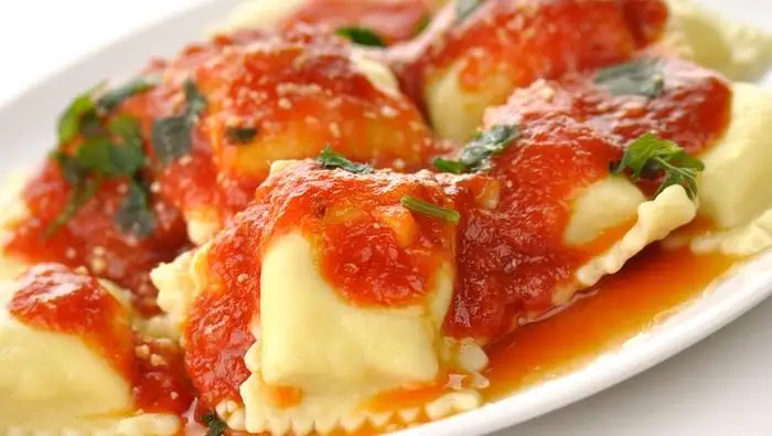 Raviolada de protesta: en Derecho también piden un comedor