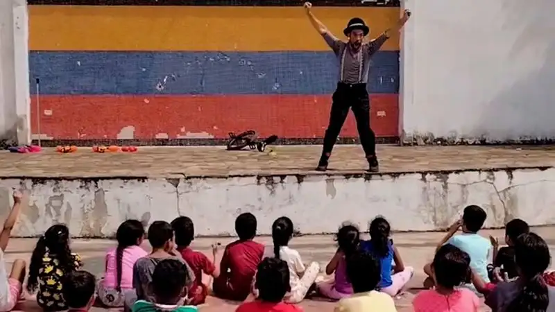 “Somos artistas y nuestro trabajo normalmente es llevarle alegría a la gente, específicamente a los niños. Entonces dijimos: ‘vamos a ir a los refugios, porque hay muchísimos niños afectados’”, expresó Trincado en declaraciones a CNN.